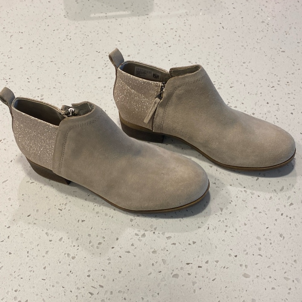 🩶 TOMS Deia Oxford Tan Suede/Glimmer Glitter Ankle Boot Bootie Short